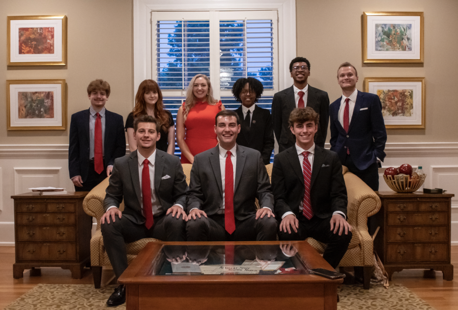 Members of SGA gather for a group portrait during the SGA retreat at the Cliff Todd Center in Bowling Green, Ky. on Aug. 29, 2022. Allie Schallert / College Heights Herald