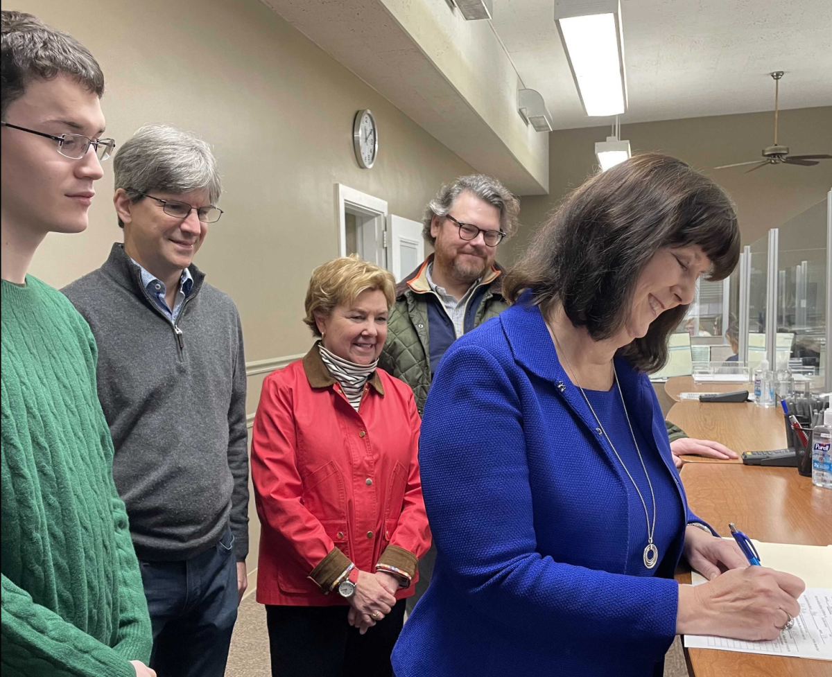 Patti Minter announces candidacy for Bowling Green mayor. 